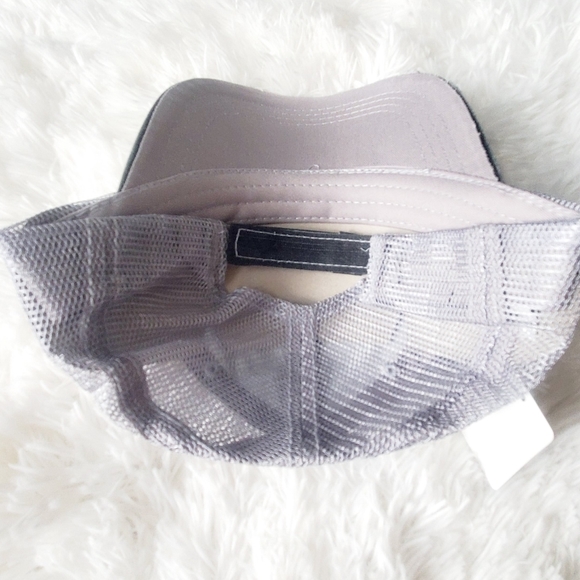 EMBROIDERED TRUCKER HAT - Picture 4 of 6